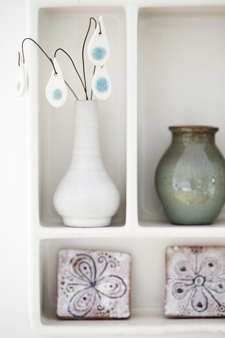 Keramikvasen und Fliesen in einem Haus in Bussum, Niederlande