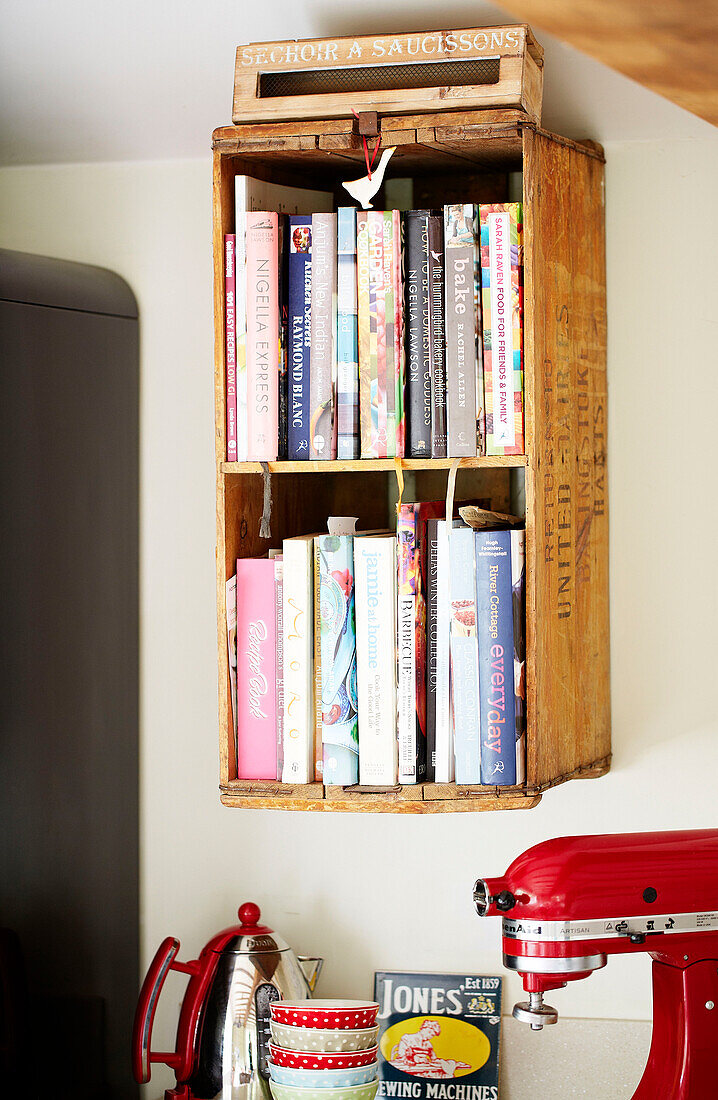 Wandmontierte Kiste für Kochbücher in der Küche eines Bauernhauses in Surrey, England UK