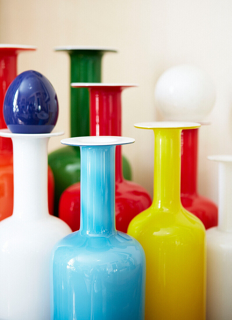 Bunte Vintage-Vasen in einem Londoner Stadthaus England UK