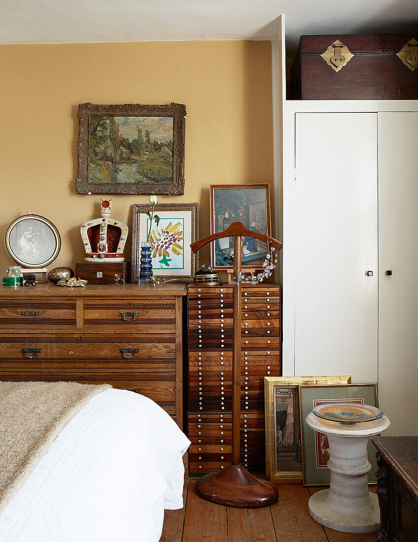 Holzschubladen und alte Kleiderbügel im Schlafzimmer eines Londoner Stadthauses England UK
