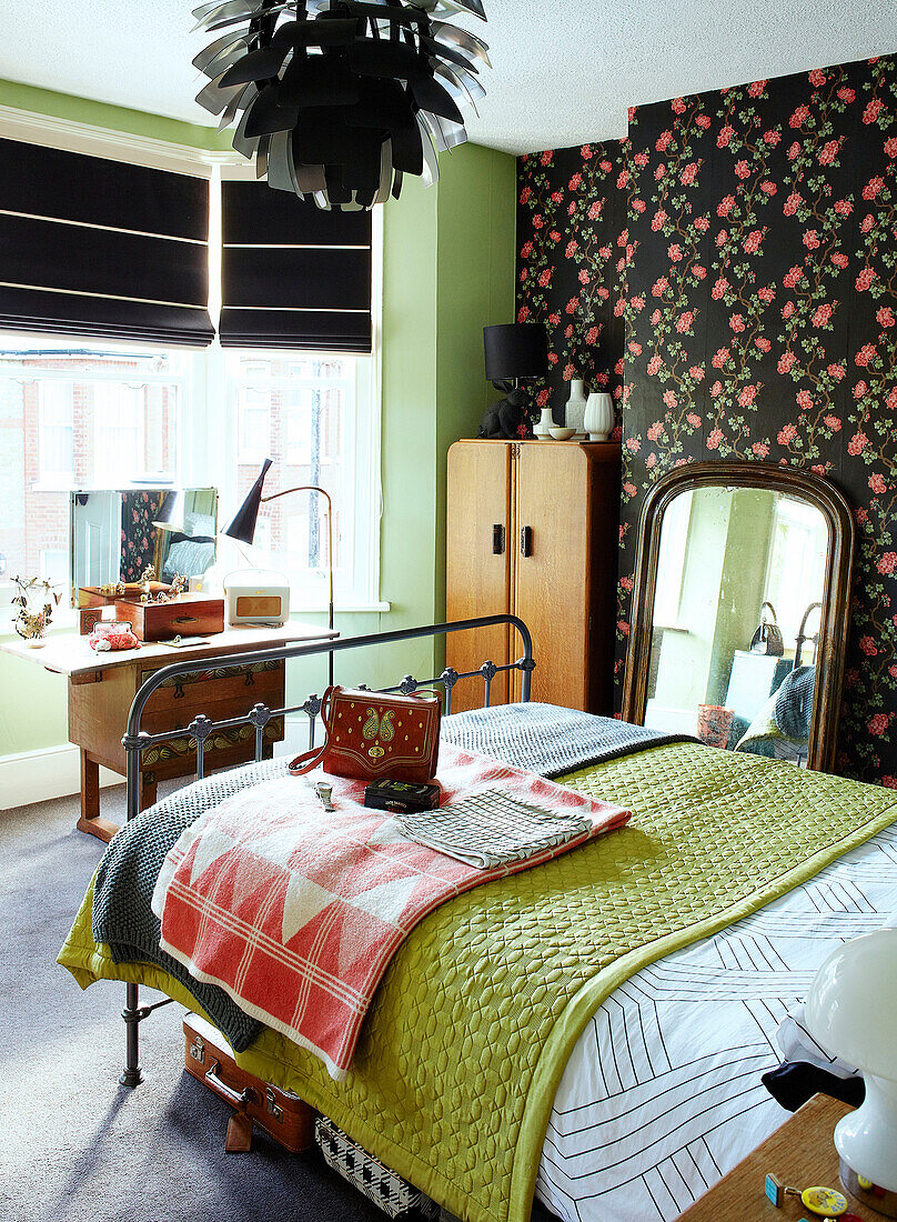 Doppelbett und Schminktisch mit Blumentapete in einem Familienhaus in Margate Kent England UK