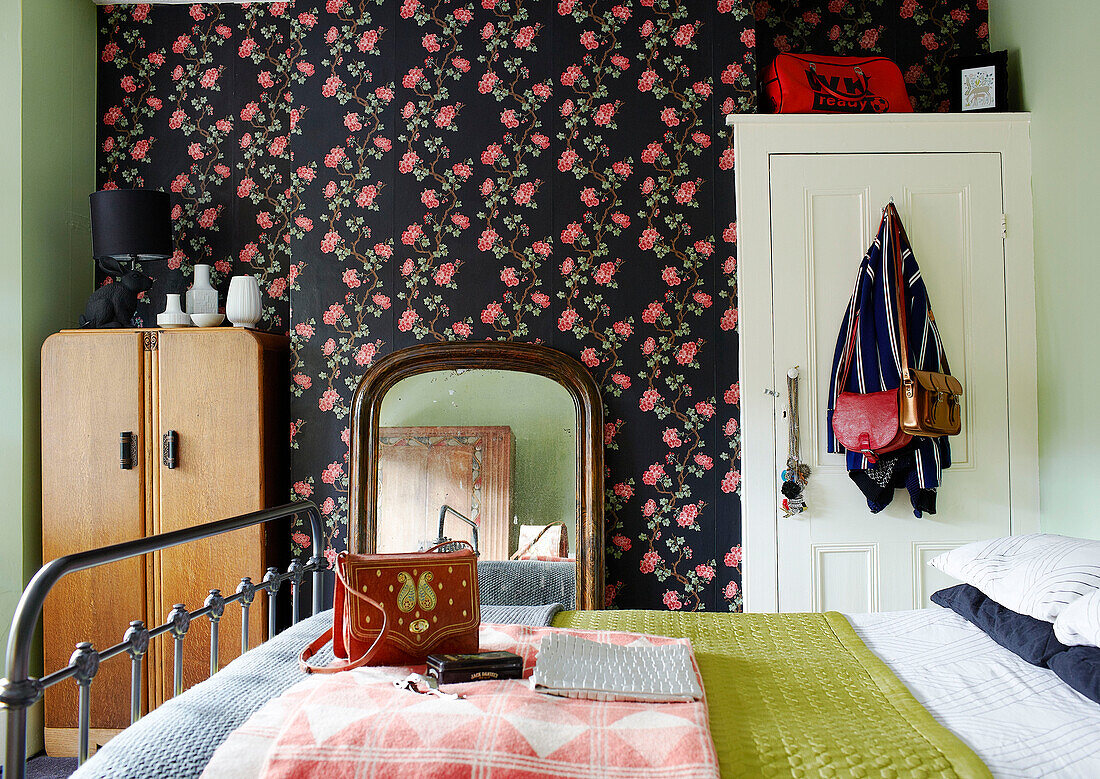 Handtasche auf dem Bett in einem Zimmer mit Blumentapete in einem Einfamilienhaus in Margate Kent England UK