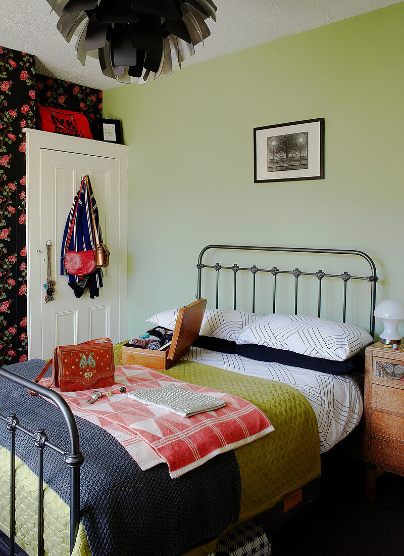 Doppelbett mit Decken und Gepäck in Familienhaus Margate Kent England UK