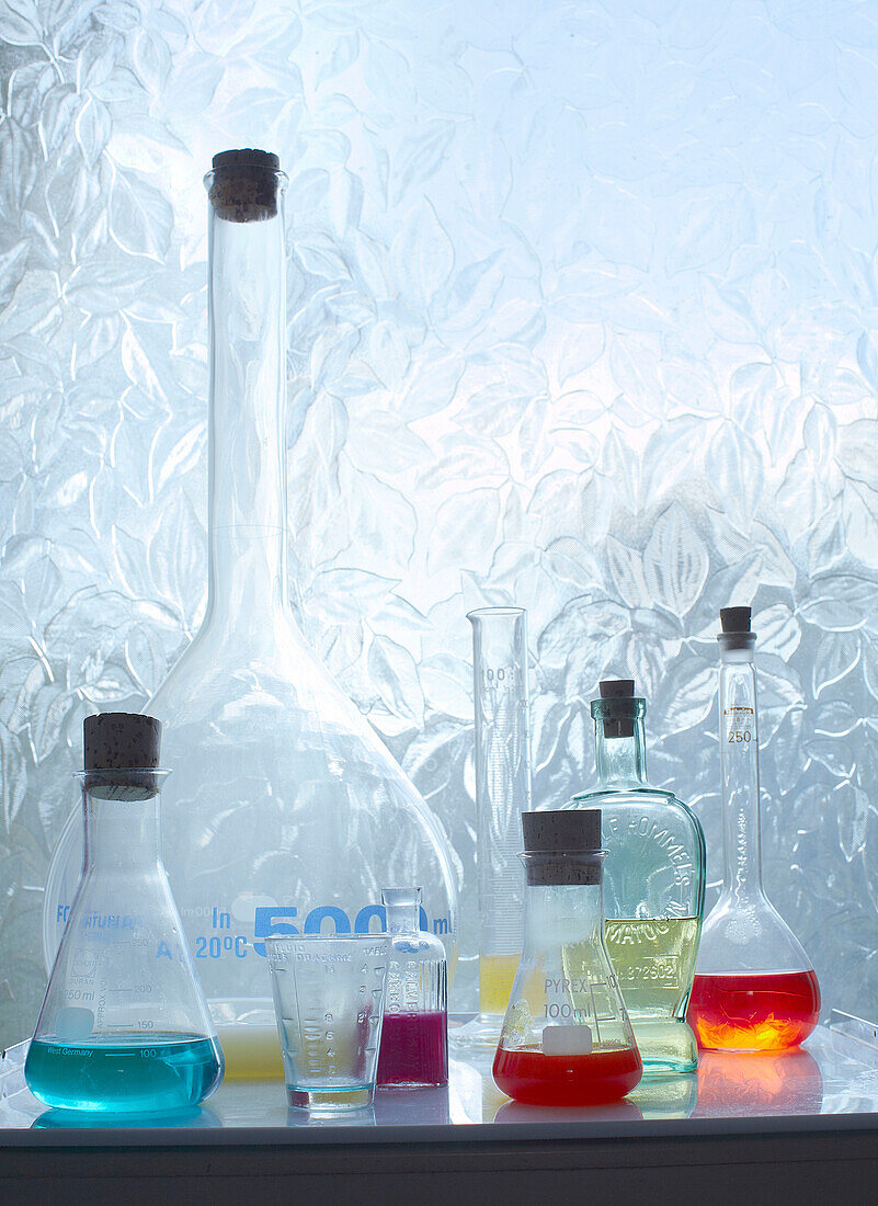Verschiedene Flüssigkeiten in Glasflaschen im Haus einer Familie in Margate, Kent, England, UK