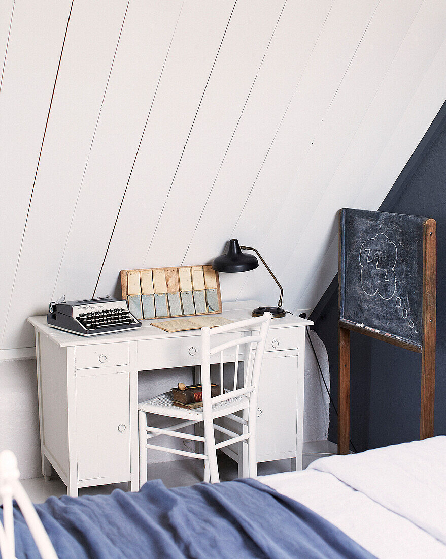 Schreibmaschine auf einem Schreibtisch im Dachgeschoss eines umgebauten Schulhauses Bretagne Frankreich