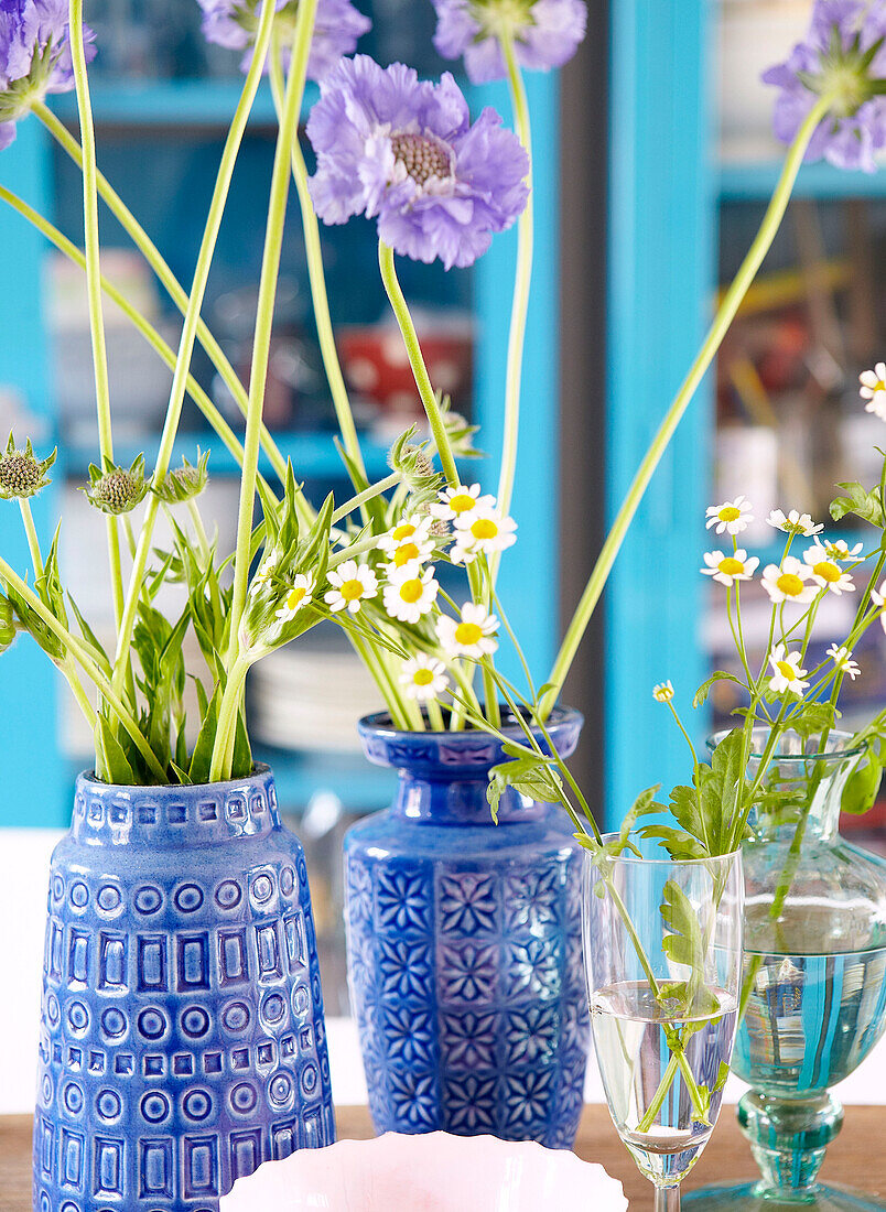 Schnittblumen in blauen Keramikvasen in einem Einfamilienhaus in der Mattenbiesstraat, Amsterdam, Niederlande