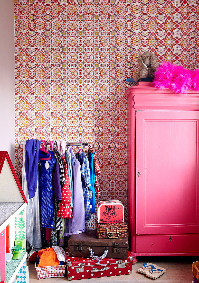 Kleiderständer und rosafarbener Kleiderschrank mit Koffern im Haus der Familie in der Mattenbiesstraat, Niederlande