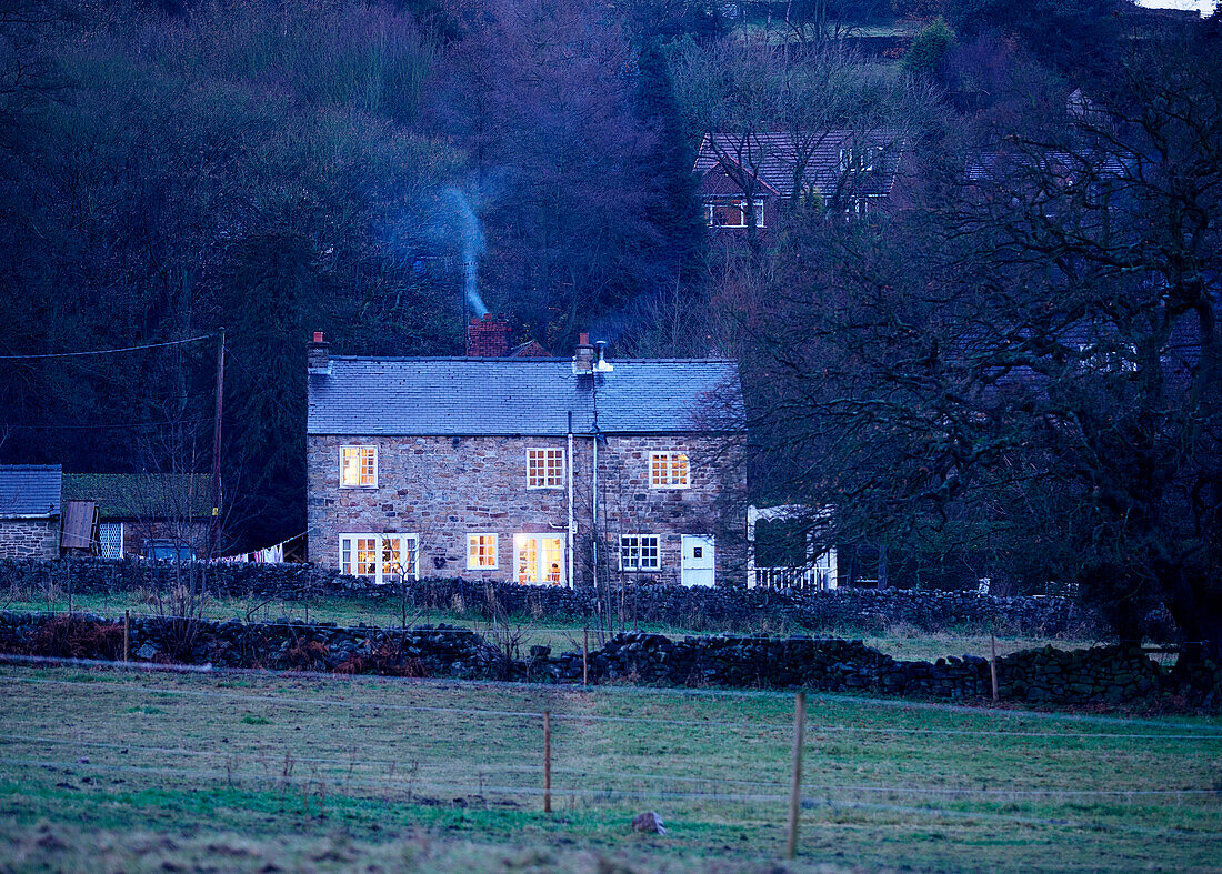 Äußeres eines Bauernhauses aus Stein im ländlichen Derbyshire, England UK