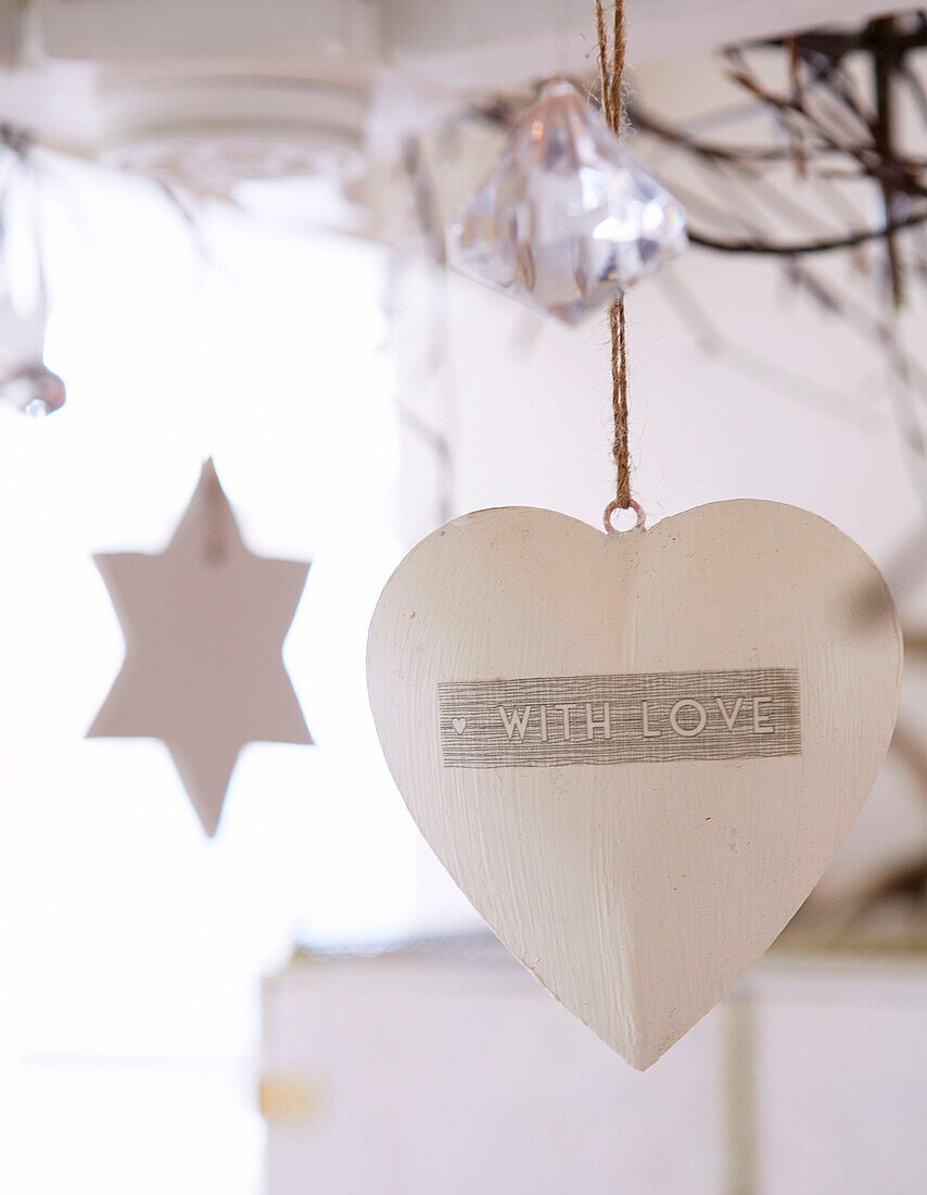 Weiße herzförmige Weihnachtsdekoration 'with love' in einem Bauernhaus in Derbyshire England UK