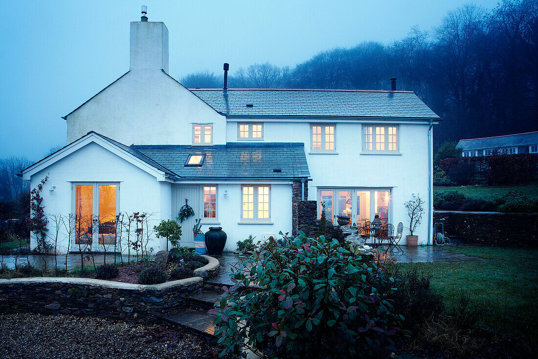 Weiß gestrichenes Haus in ländlicher Umgebung in Devon, UK