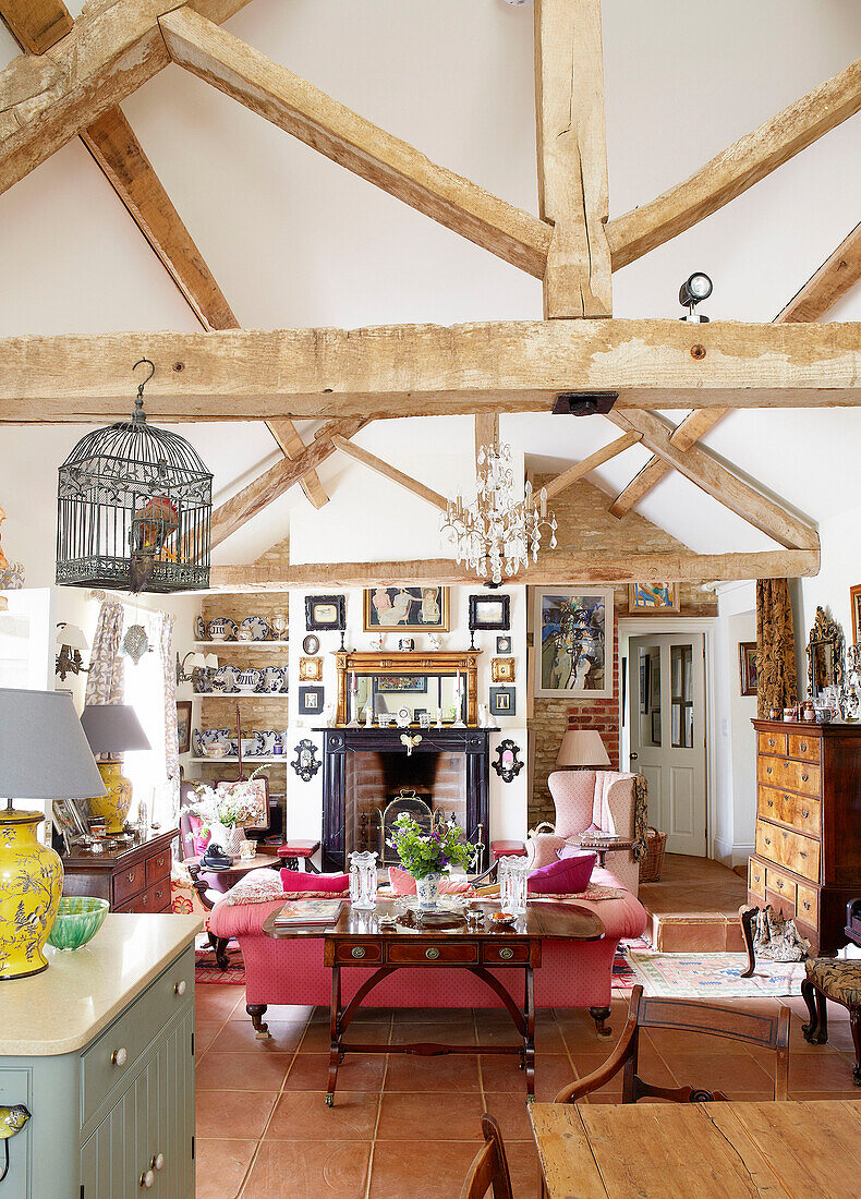 Offenes Balken-Wohnzimmer in einem Landhaus in Oxfordshire, England, UK