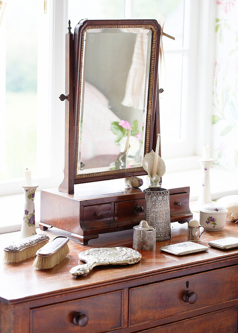 Silbernes Bürstenset und Spiegel auf Schminktisch im Schlafzimmer eines Landhauses in Oxfordshire England UK