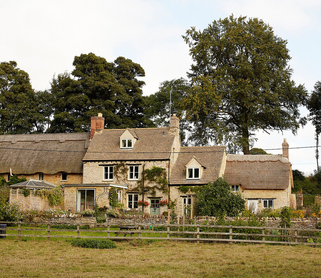 Reihe von ländlichen Häusern in Oxfordshire England UK