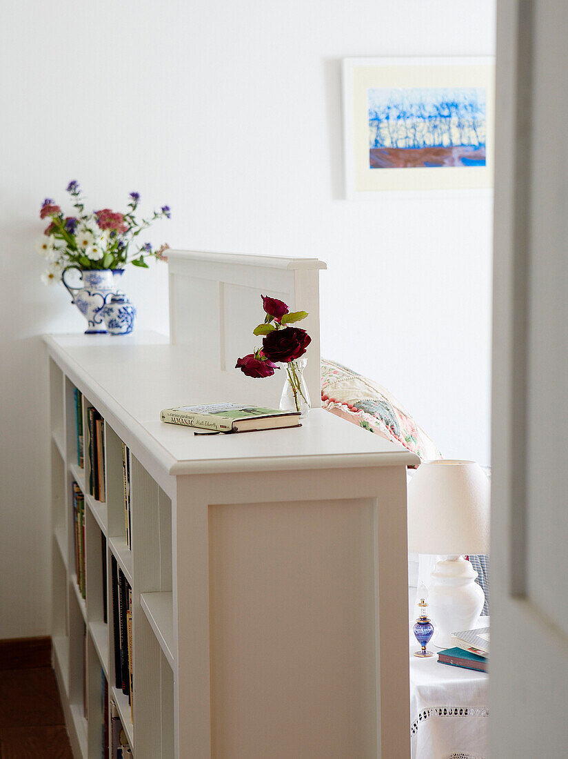 Weiß gestrichenes Bücherregal in einem Landhaus in Oxfordshire, England, UK