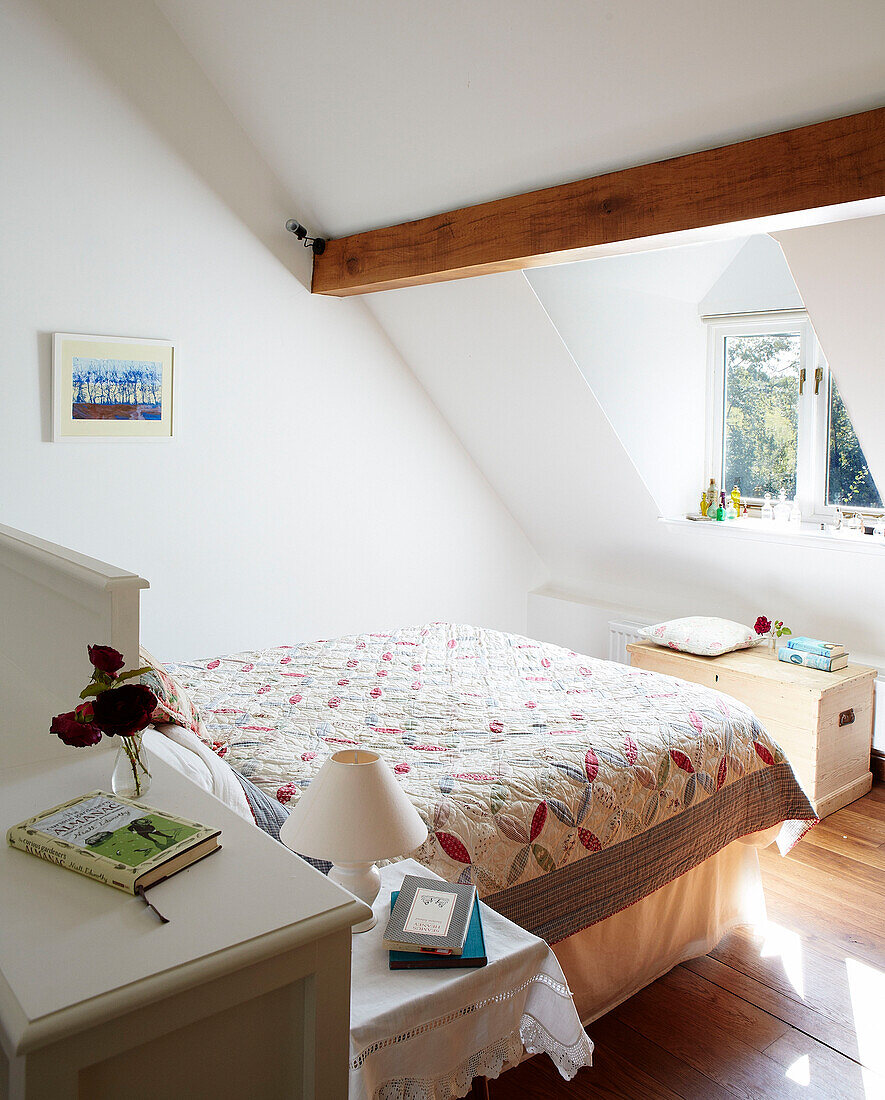 Bestickter Bettbezug im Dachgeschoss eines Landhauses in Oxfordshire England UK