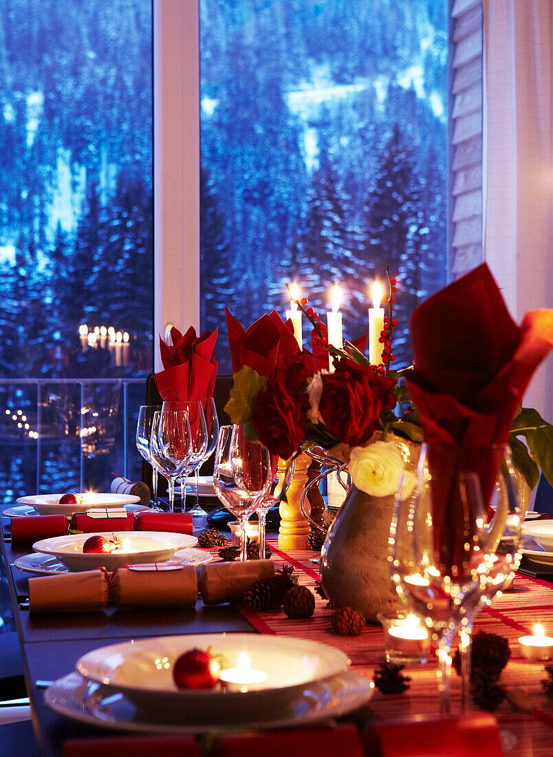 Beleuchtete Kerzen auf einem weihnachtlichen Esstisch in St. Anton, Tirol, Österreich