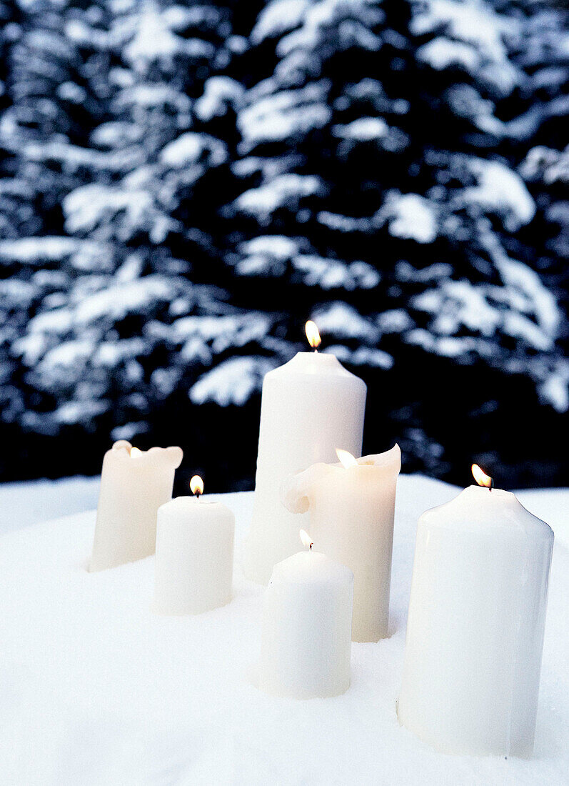 Brennende Kerzen im Schnee, St. Anton, Tirol, Österreich