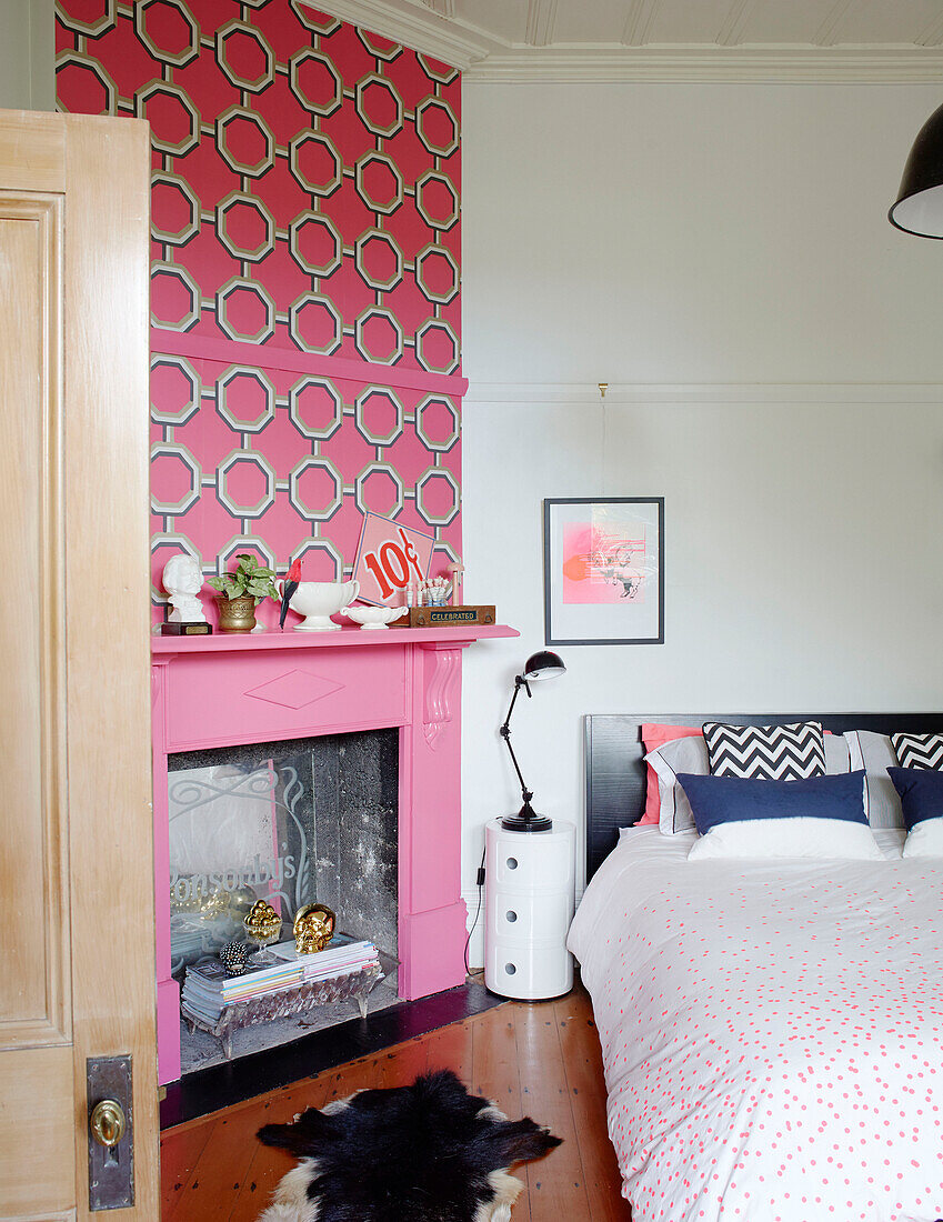 Geometrisch gemusterte rosa Wand in einem Schlafzimmer in Auckland auf der Nordinsel Neuseelands