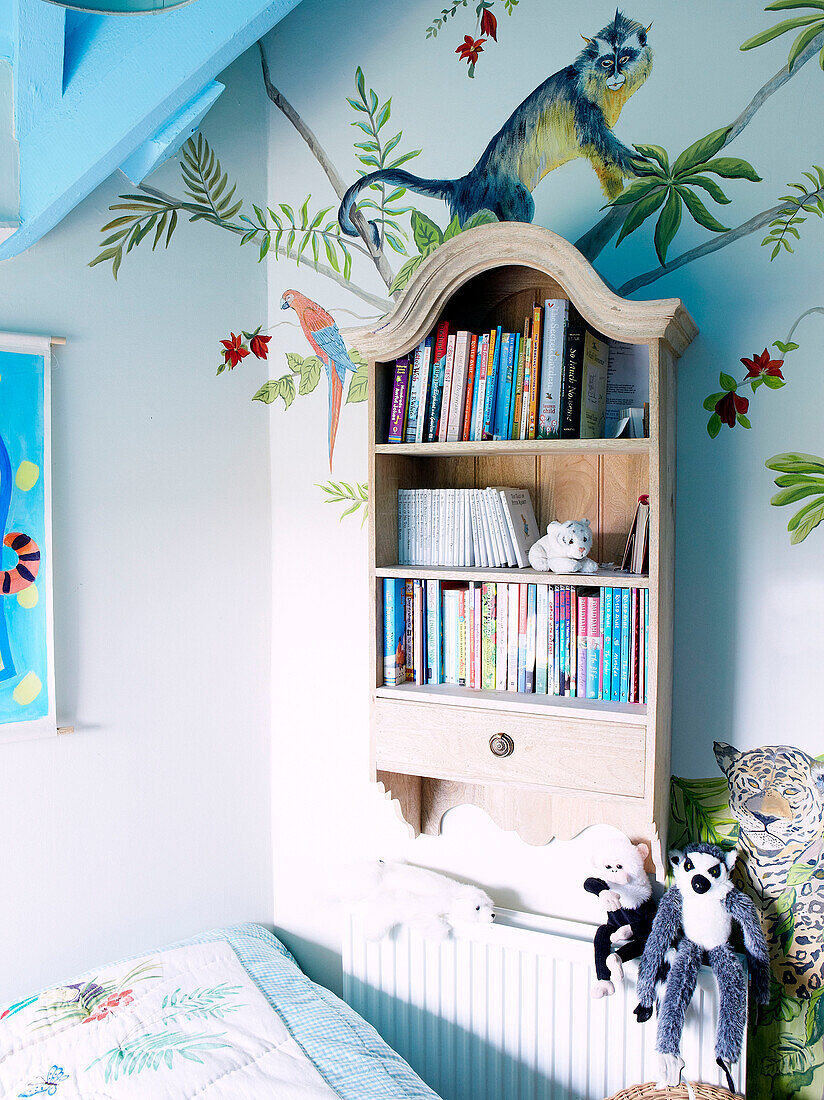Bücherregal an der Wand im Jungenzimmer einer umgebauten Scheune in Nottinghamshire England UK