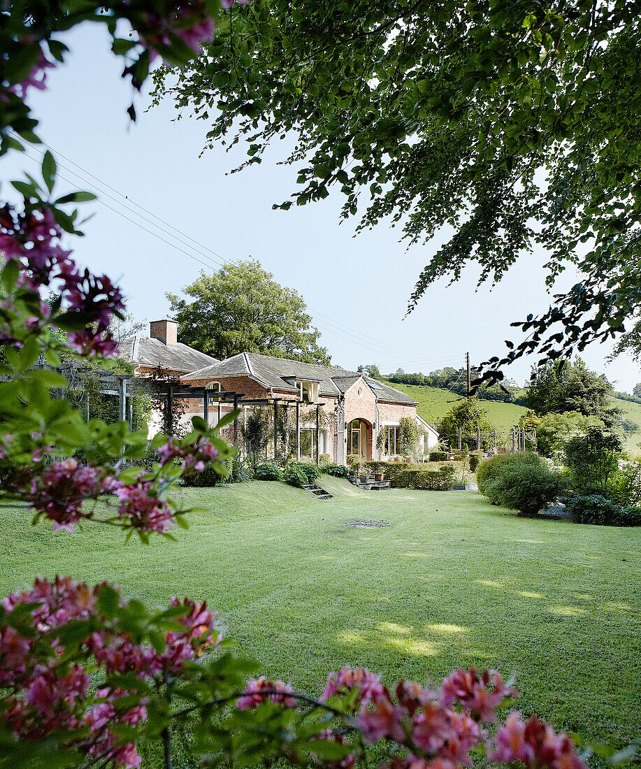 Freistehendes Haus und Gartenrasen in Welsh borders UK