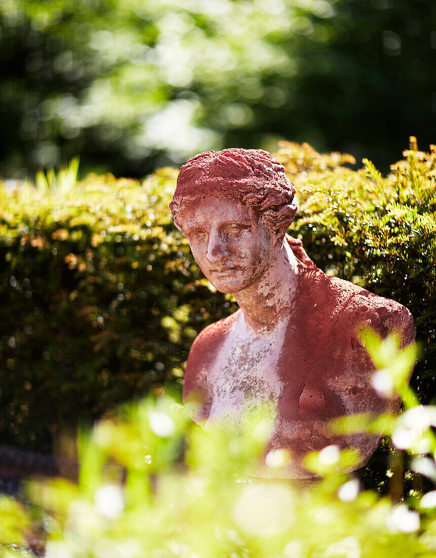 Männliche Statue im Garten eines Hauses im walisischen Grenzgebiet UK