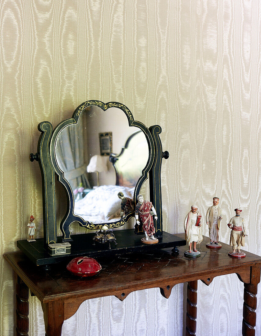 Figuren mit Vintage-Spiegel auf hölzernem Frisiertisch in traditionellem Landhaus Welsh borders UK