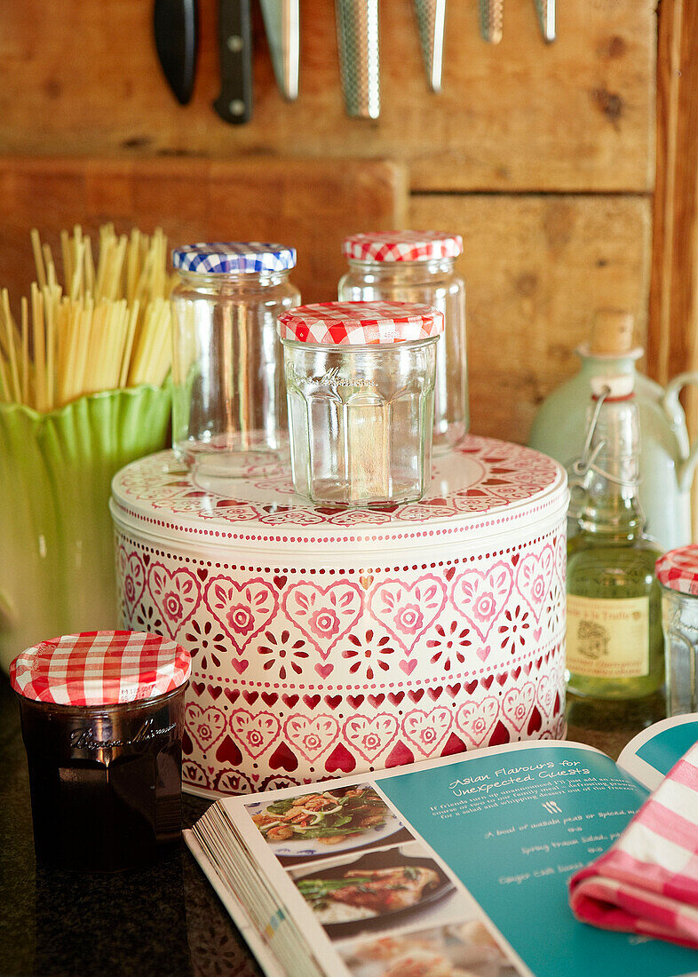 Leere Marmeladengläser auf einer Kuchenform in einem Cottage in Devonshire UK