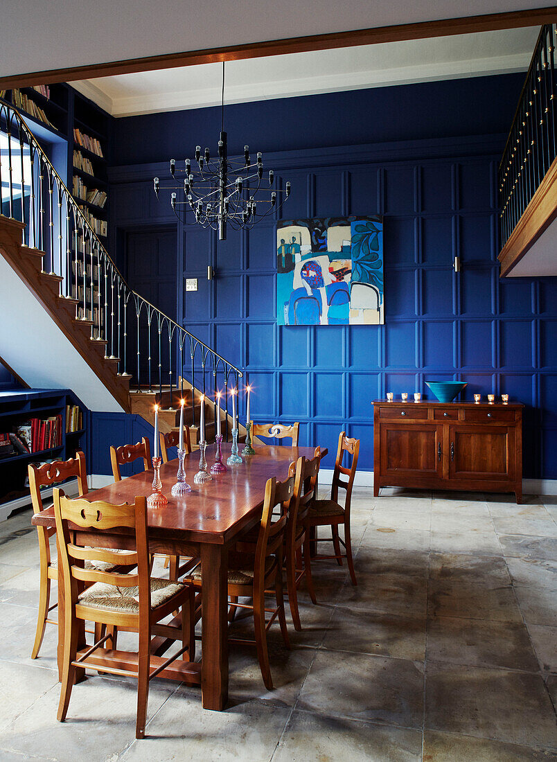 Esstisch und Stühle aus Holz in einem blau getäfelten Herrenhaus in Northumbria England UK