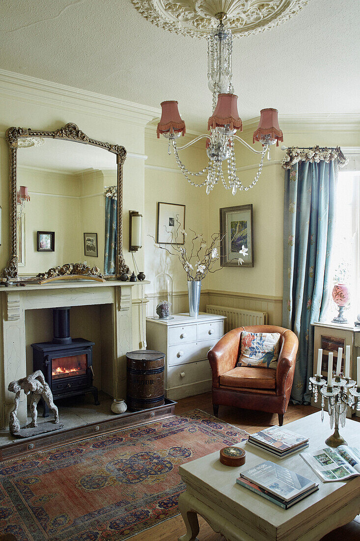 Spiegel über einem beleuchteten Holzofen im Wohnzimmer in Whitley Bay Tyne and Wear England UK