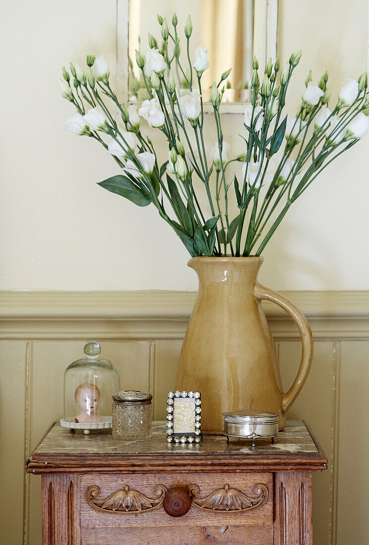 Weiße Blumen in Keramikkrug mit Vintage-Ornamenten in Whitley Bay home Tyne and Wear, England, UK