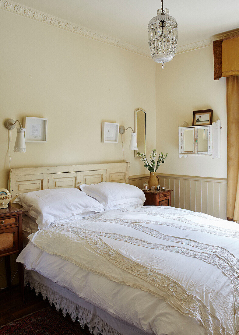 Bettdecken aus Spitze auf einem Doppelbett in einem Schlafzimmer in Whitley Bay Tyne and Wear England UK