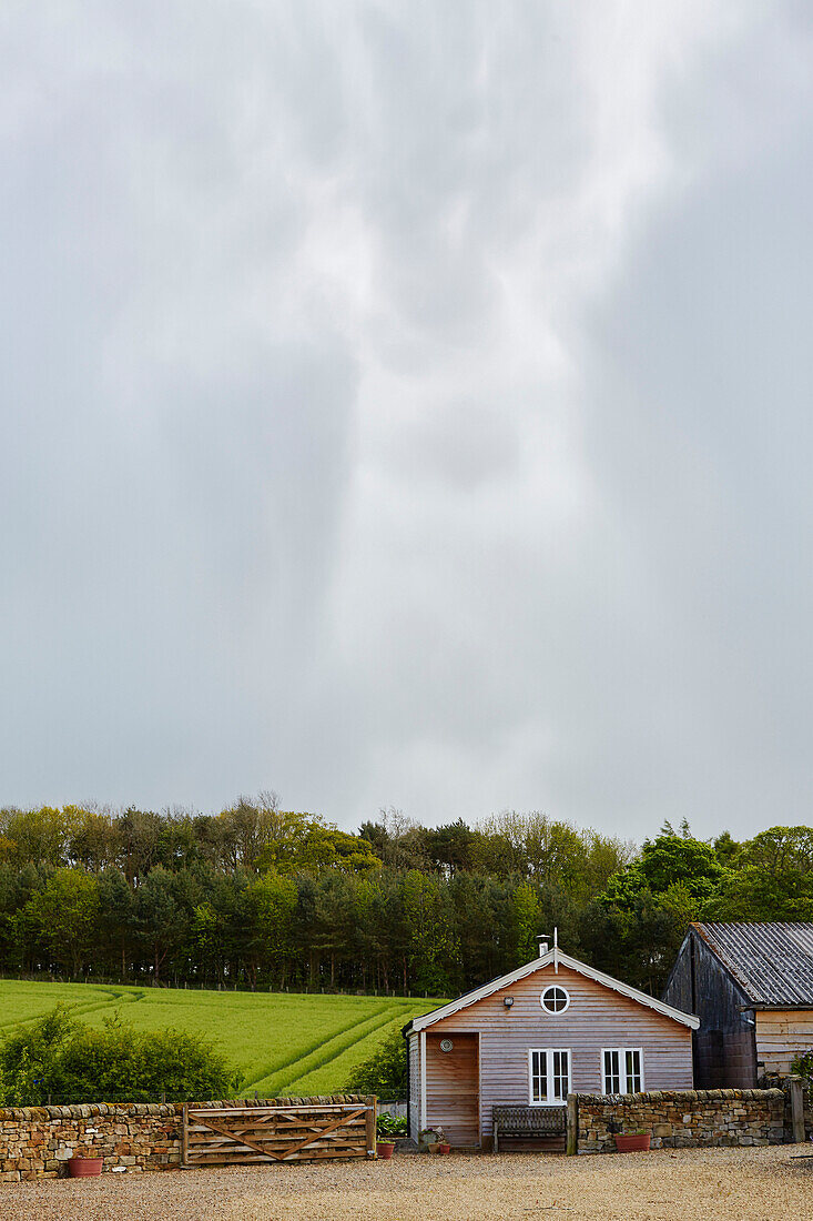 Bewölkter Himmel über einem holzverkleideten Haus in Hexham, Northumberland UK