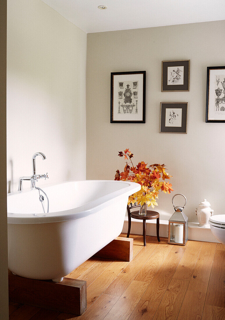 Freistehende Badewanne mit Herbstblättern in einem Haus in Bicester, Oxfordshire, England