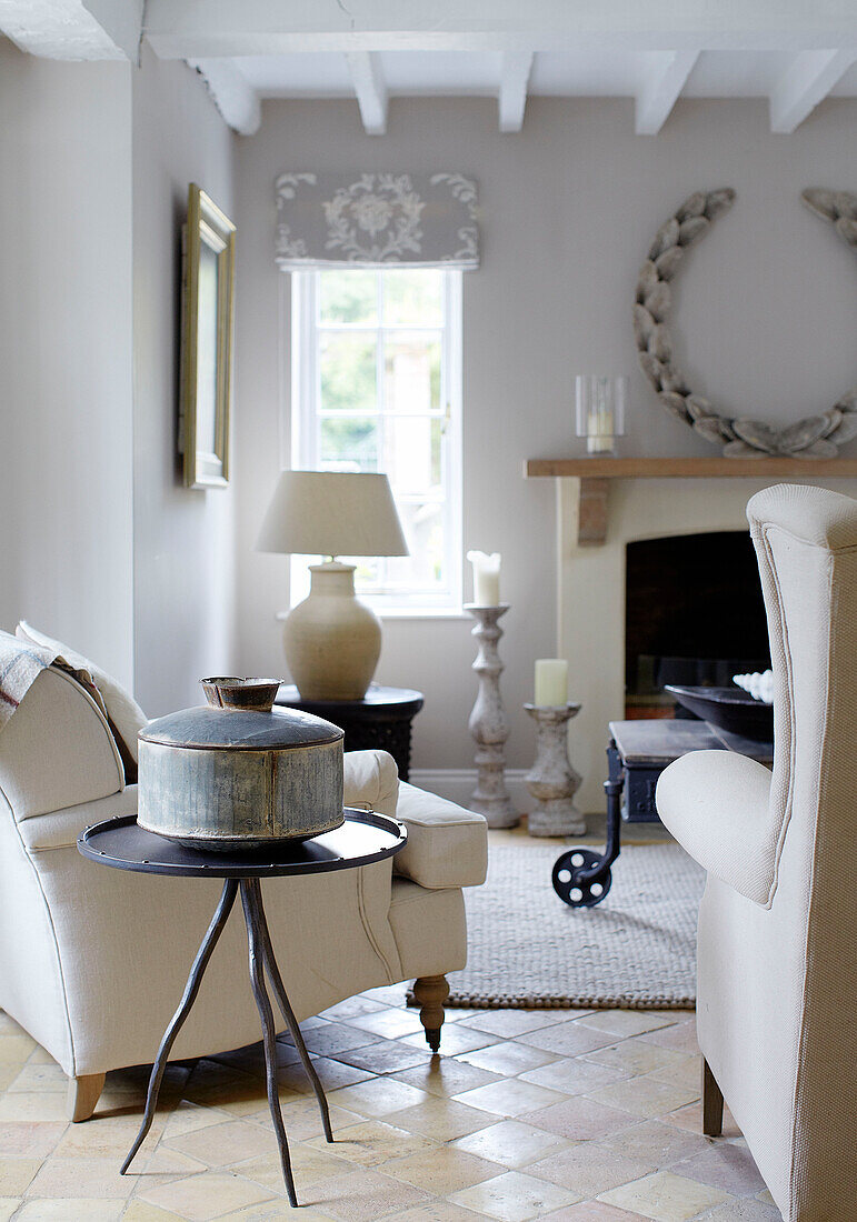 Cremelampe am Fenster im Wohnzimmer in Buckinghamshire mit cremefarbenem Sessel und Sofa UK