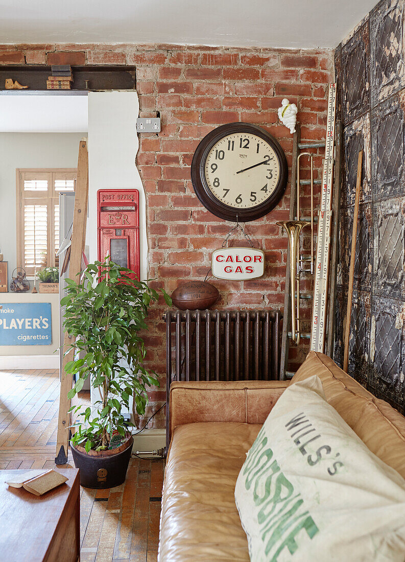 Freigelegte Ziegelwand mit Sofa und Zimmerpflanze in einem Haus in Sunderland Tyne and Wear England UK