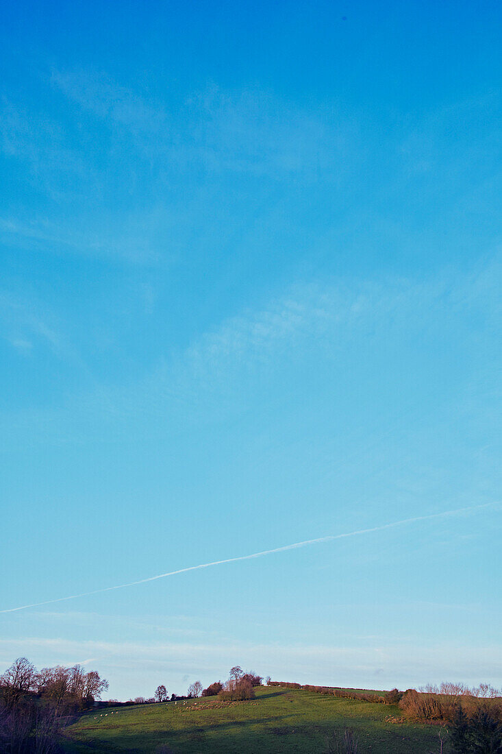 Weitläufiger blauer Himmel über der Landschaft von Oxfordshire, England UK