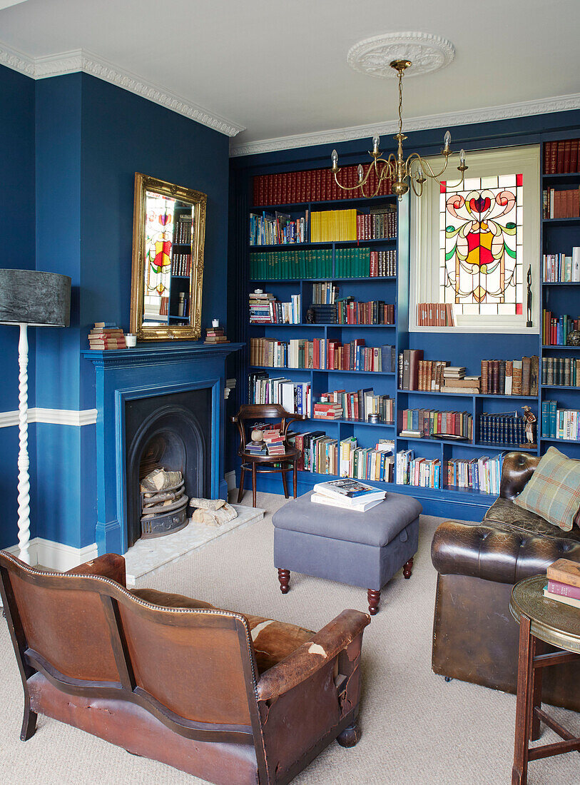 Blaues Arbeitszimmer mit Bücherregalen und Ledersofas in einem Haus in County Durham England UK