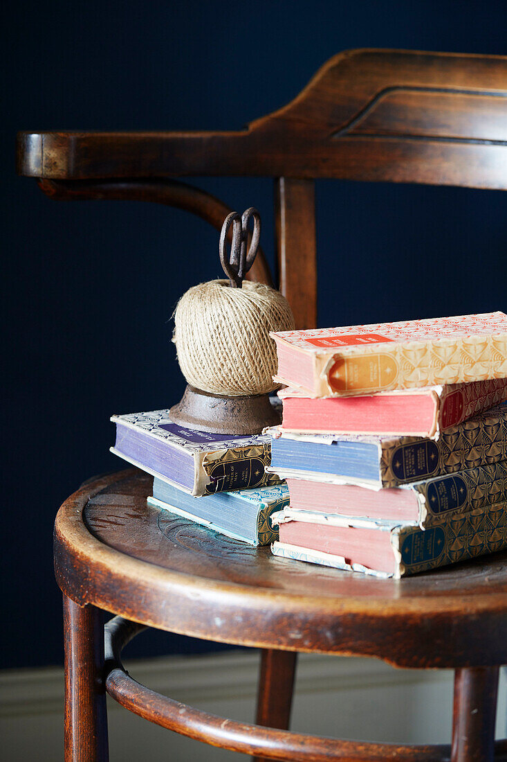 Schnur und Schere mit gebundenen Büchern auf einem alten Holzstuhl in der Grafschaft Durham in England