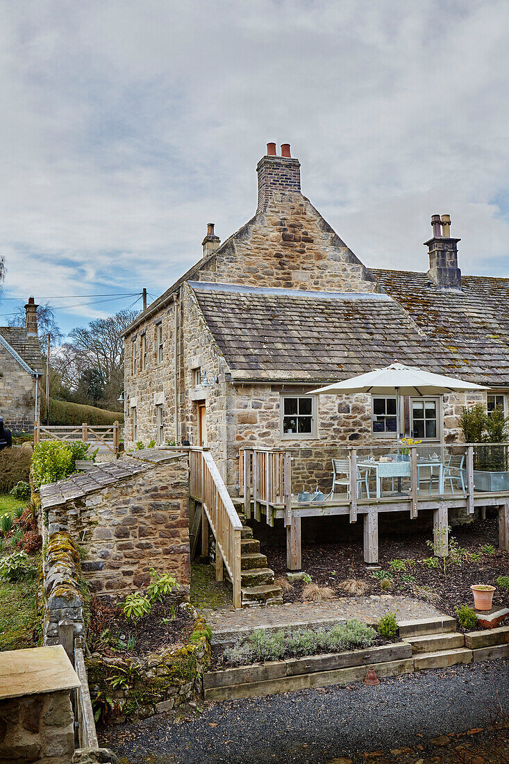 Terrassenüberdachung eines unter Denkmalschutz stehenden Tudor-Bastels oder befestigten Bauernhauses in Northumberland (UK)