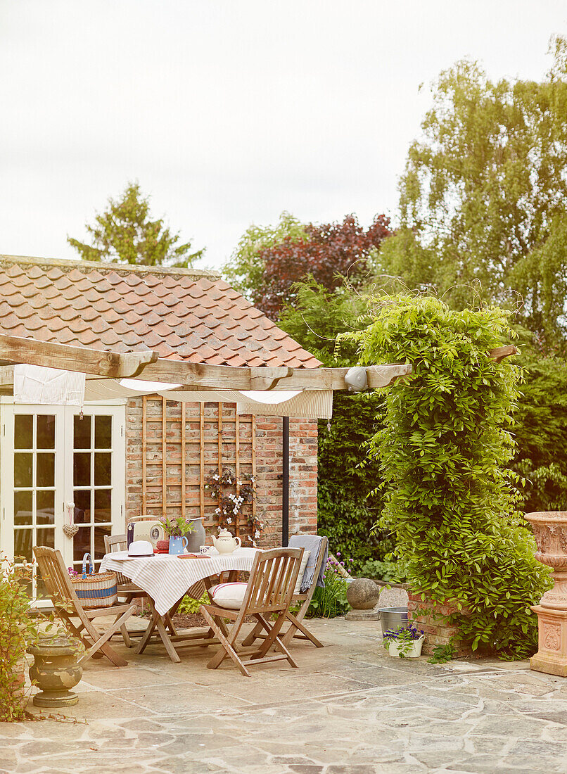 Gartenmöbel und Spalier auf der Außenterrasse eines Hauses in Northumbria England UK