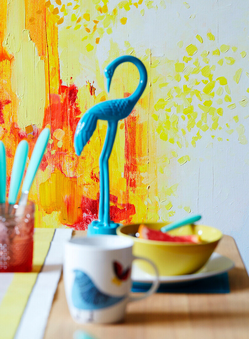 Blauer Flamingo, Schale und Tasse auf einem Esstisch in einem Studio in, UK
