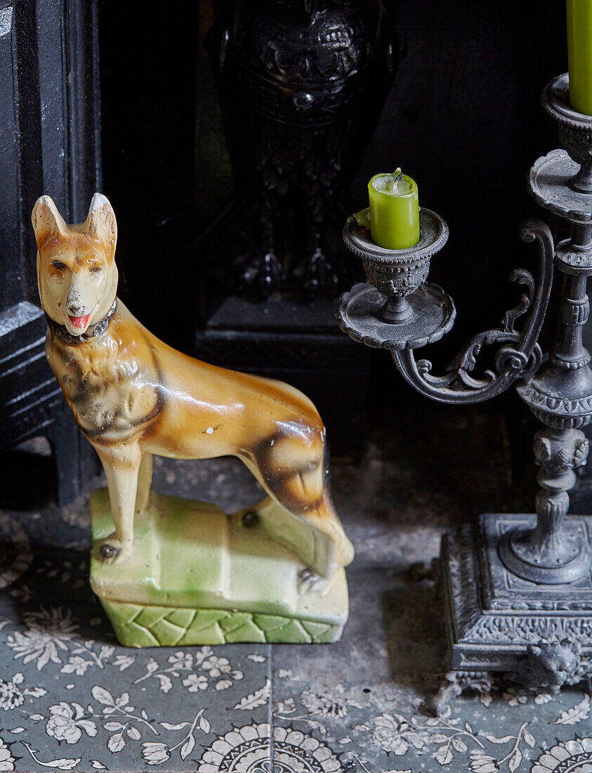 Keramik-Fuchs und Kerzenständer im Kamin eines Landhauses in Durham, Nordostengland