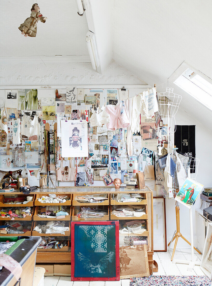 Pinnwand und Schubladen in einem Künstleratelier in einem Landhaus in Durham, Nordostengland