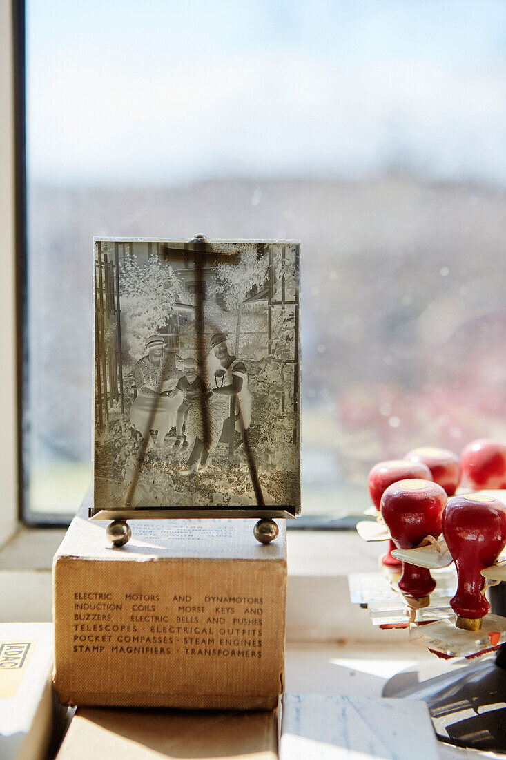 Negativdruck und Datumsstempel auf der Fensterbank in einem Landhaus in Durham, Nordostengland