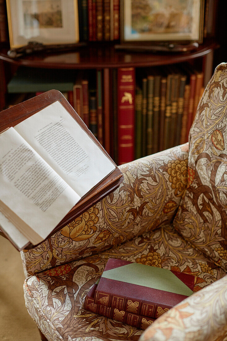 Offenes Buch auf einem Sessel in Capheaton Hall in Northumberland, UK
