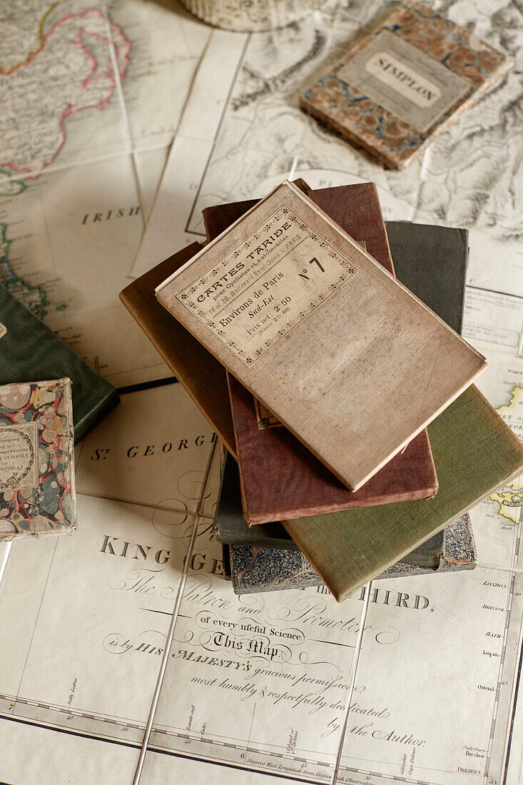 Historische Bücher und Landkarte in Capheaton Hall in Northumberland, UK