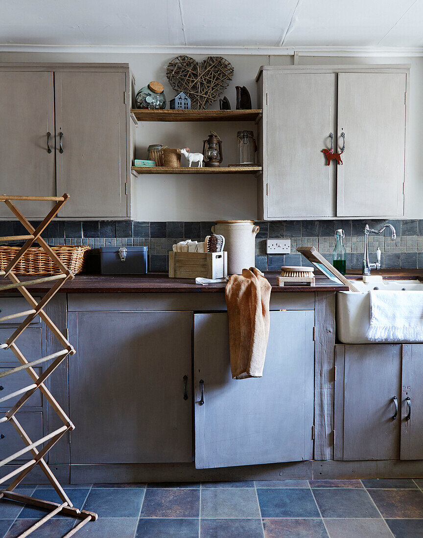 Wäscheständer in der Wohnküche in einem Cottage in Northumberland, Tyne and Wear, England, UK