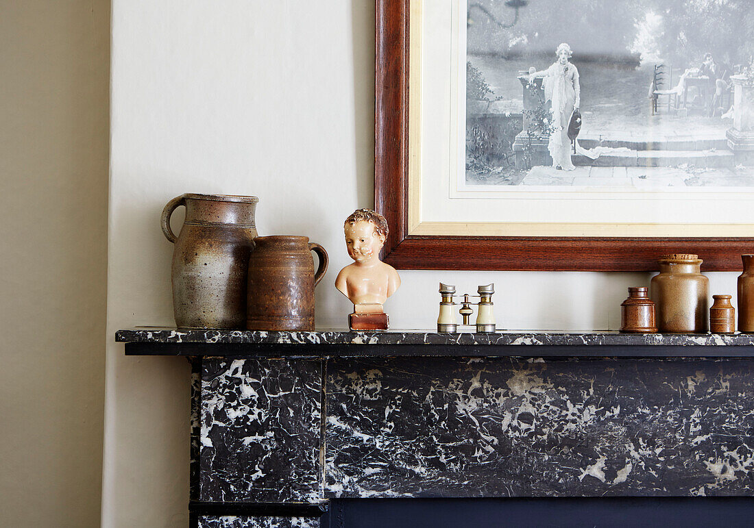 Keramikschmuck und Fernglas mit holzgerahmtem Bild über Marmorkamin in einem Cottage in Northumberland, Tyne and Wear, England, UK