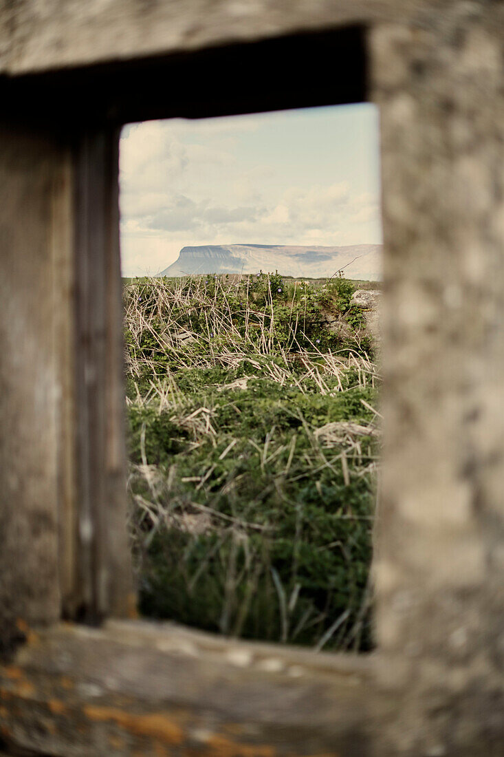 Blick durch das Fenster eines verfallenen Küstenhäuschens in der Grafschaft Sligo Connacht Eire