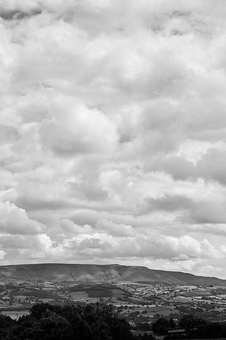 Weitläufige Wolkenlandschaft über dem ländlichen Herefordshire, England, UK